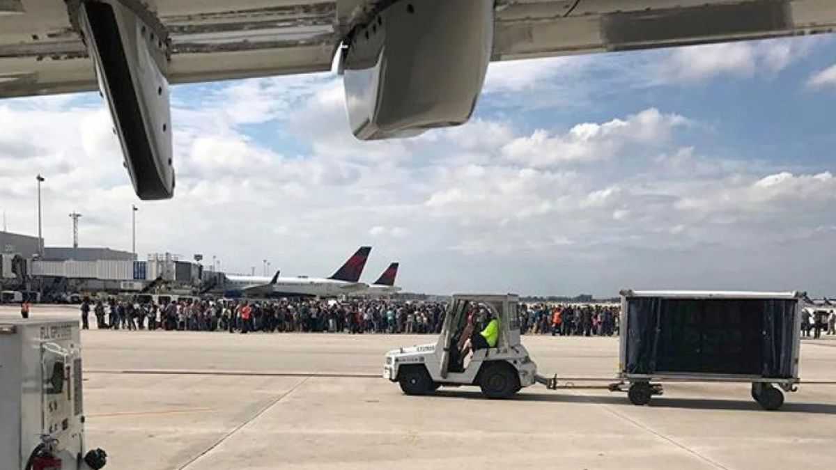 altText(Florida: el ataque de un tirador en el aeropuerto dejó cinco muertos y nueve heridos)}