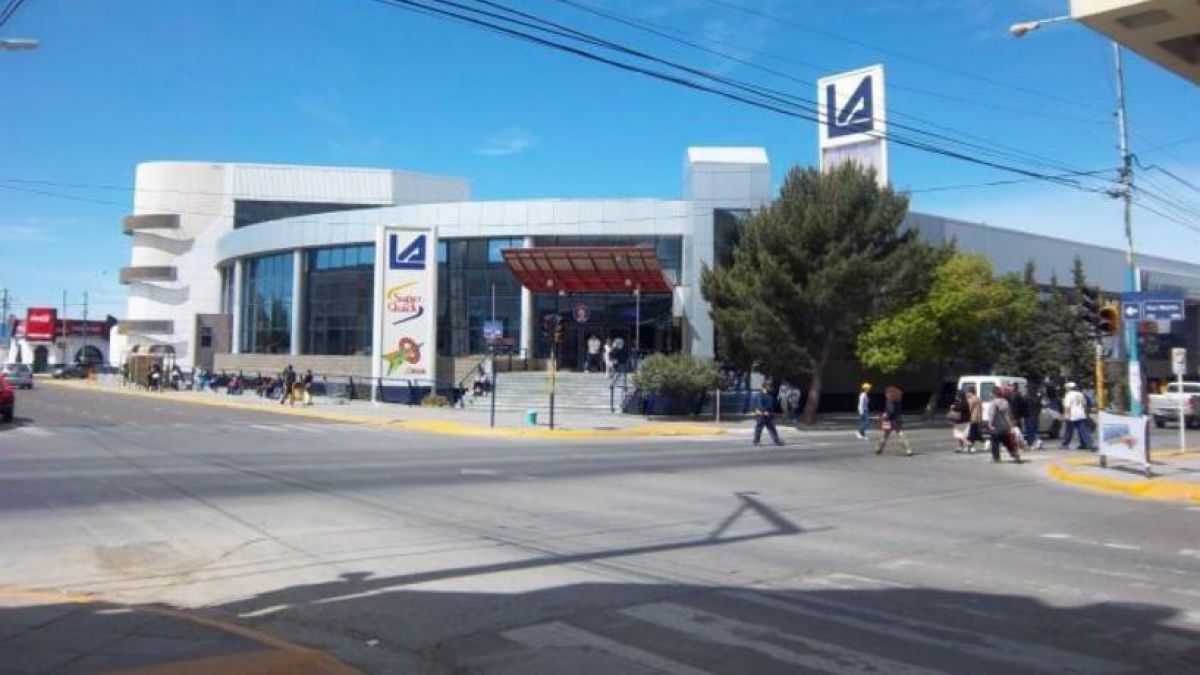 altText(Chubut: el supermercado de la familia de Marcos Peña remarcó precios en medio de la tragedia)}