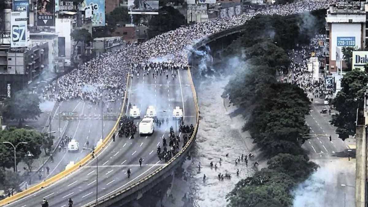 altText(Dos muertos en una nueva jornada de manifestaciones en Venezuela)}
