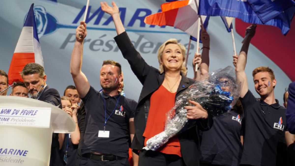 altText(Le Pen usa el ataque de París para buscar votos y el Gobierno salió a cruzarla)}