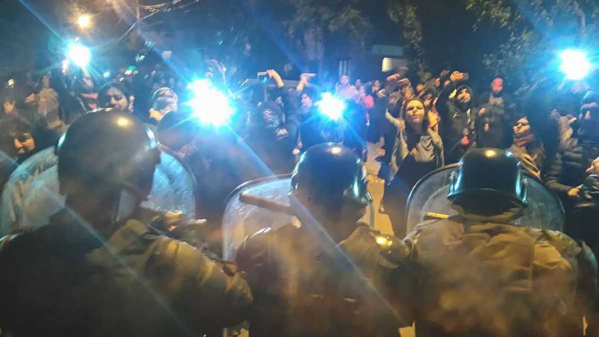 altText(Incidentes y represión en Santa Cruz durante una protesta contra la gobernadora Alicia Kirchner)}