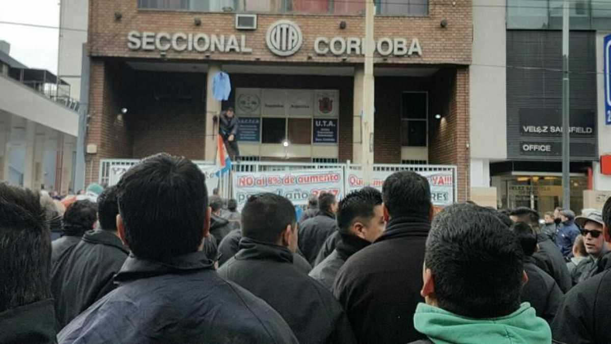 altText(Córdoba: continúa el conflicto y el lunes habrá una movilización)}