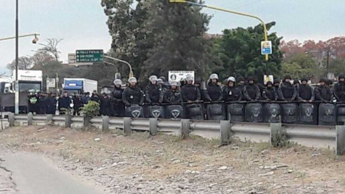 altText(La policía jujeña reprimió con gases y balas de goma a los trabajadores de Ledesma)}