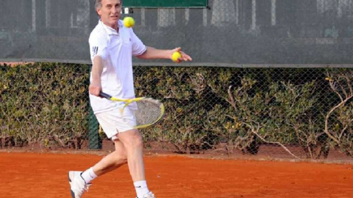 altText(¿Exceso de actividad?: Macri jugó un partido de tenis y terminó en un hospital por el tobillo)}
