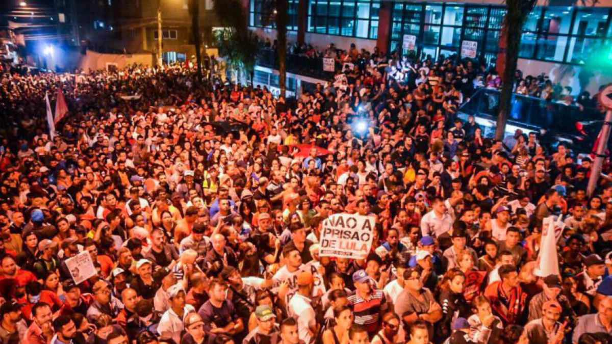 altText(Máxima tensión en Brasil: movilizaciones en todo el país contra la detención de Lula)}