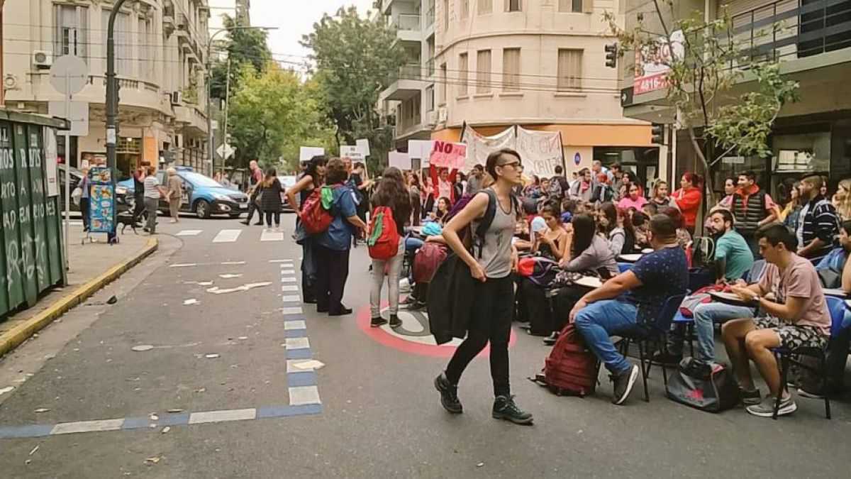 altText(Vigilia de los profesorados de Buenos Aires contra el cierre y el proyecto de UNICABA)}