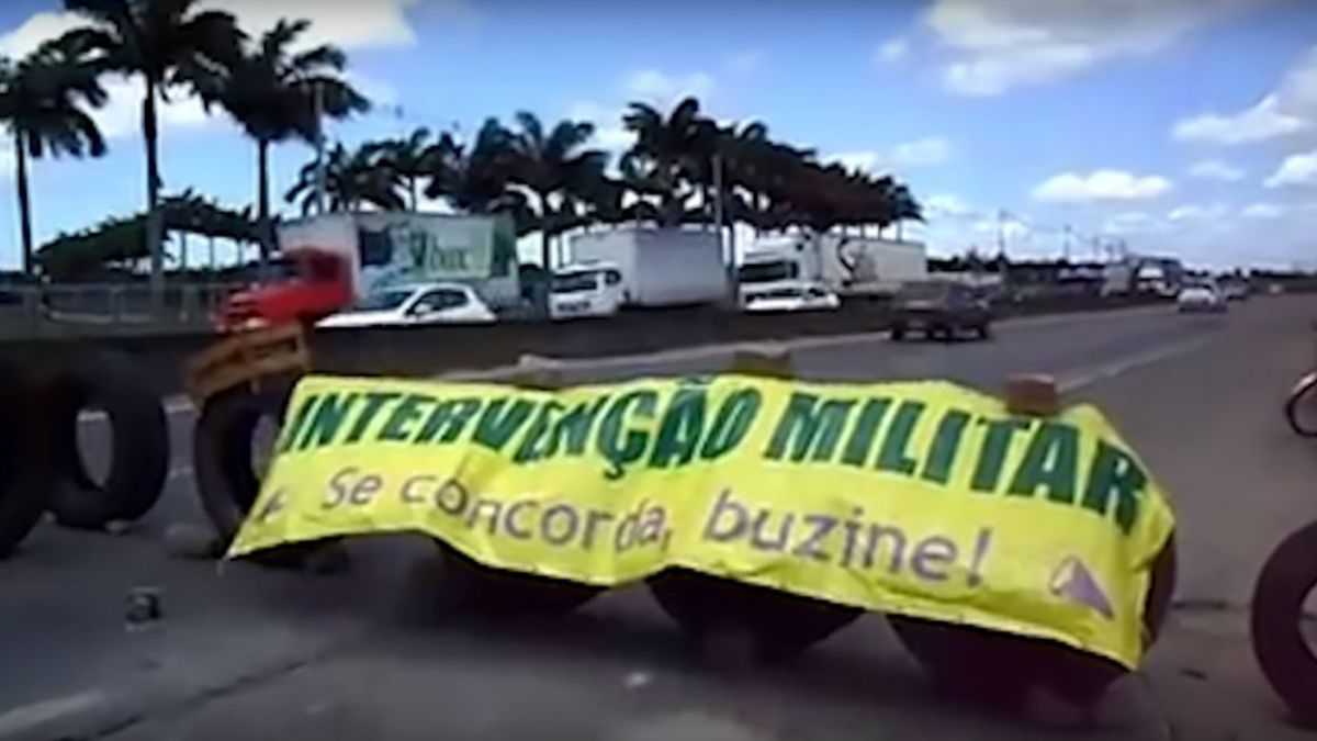 altText(Cortes de ruta en Brasil: Temer mandó a las FFAA a intervenir, pero los vehículos no tienen combustible)}