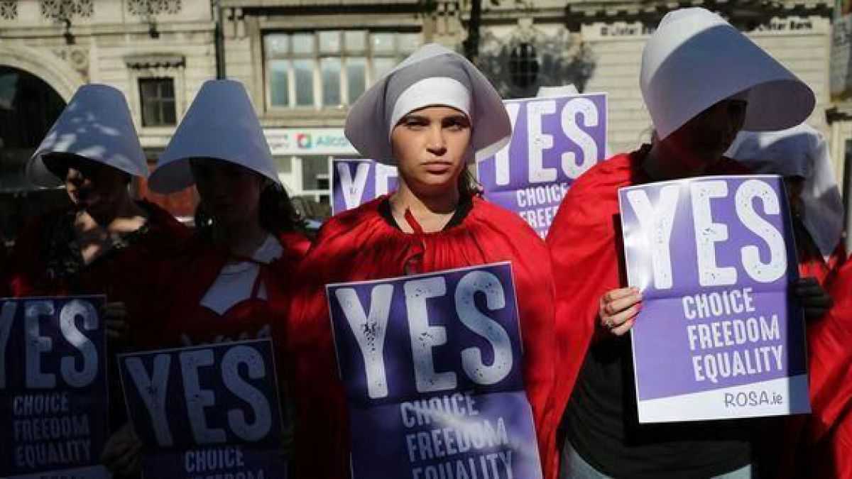 altText(Boca de urna: casi el 70% de los irlandeses votaron a favor de la despenalización del aborto)}