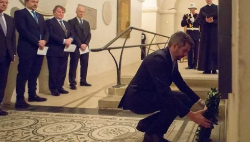 Polémica y provocación: Marcos Peña homenajeó a soldados británicos caídos en Malvinas