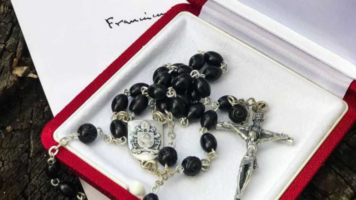 altText(El Papa Francisco le envió un rosario a Lula Da Silva)}