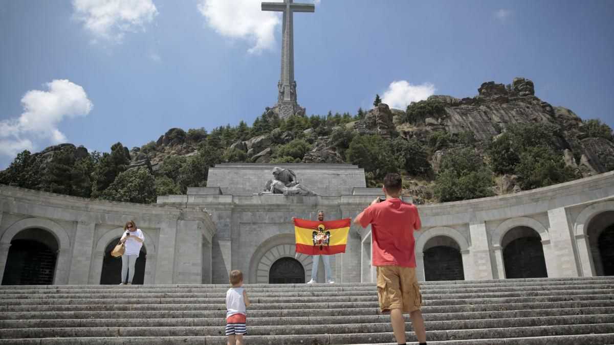 altText(Histórico: España inicia un proceso para exhumar los restos de Franco)}