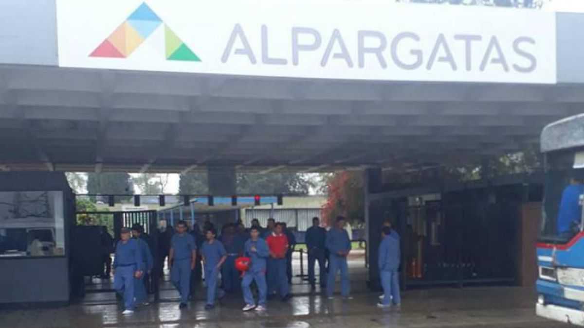 altText(En caída libre: Alpargatas despidió 500 trabajadores más y redujo 57% su planta total)}
