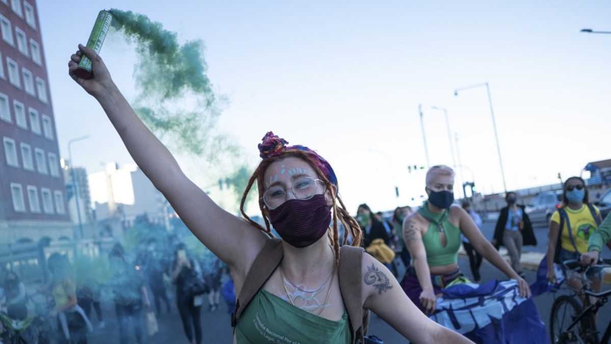 <p>Mujeres de la Villa 31, Villa 24, Villa Lugano y Zavaleta del distrito porteño y de barrios de la provincia de Santa Fe se manifestaban hoy a favor del aborto.</p> (Telam)