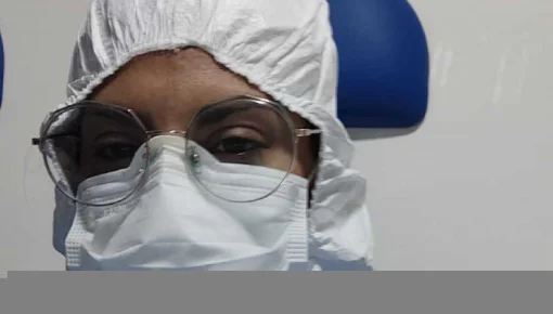 Del Congreso a la trinchera: una diputada trabaja en un hospital