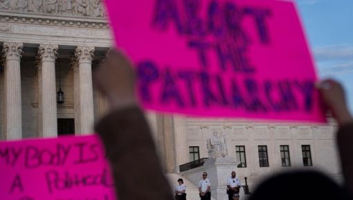 altText(Derecho al aborto en EEUU: protestas calientes ante el fallo inminente de la Corte)}