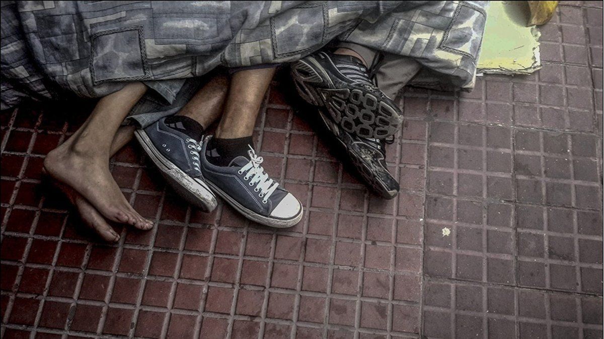 Personas sin techo consideran inseguros a los paradores que ofrece el Gobierno porteño. (Foto: Télam)