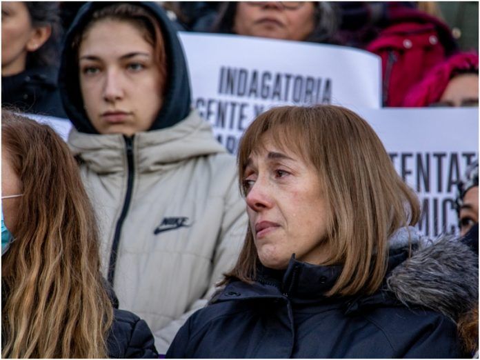 Carla Kirstein durante una manifestación feminista frente al Superior Tribunal de Tierra del Fuego.
(Gentileza prensa - Chaco por día)