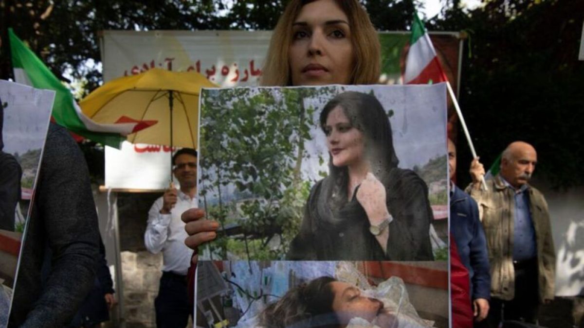 altText(Represión y muerte en Irán tras protesta contra el asesinato policial de una joven)}