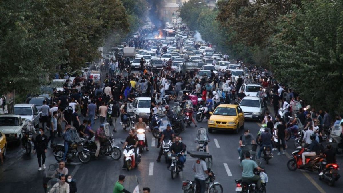altText(Irán: ya suman 35 muertos por las protestas tras la muerte de una joven)}