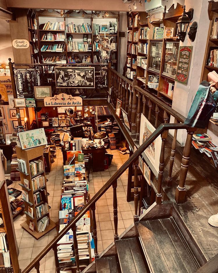 La Librería de Ávila guarda libros exclusivos, muchos de ellos datan de una 
 gran antigüedad. Los escalones crujen como en las películas.