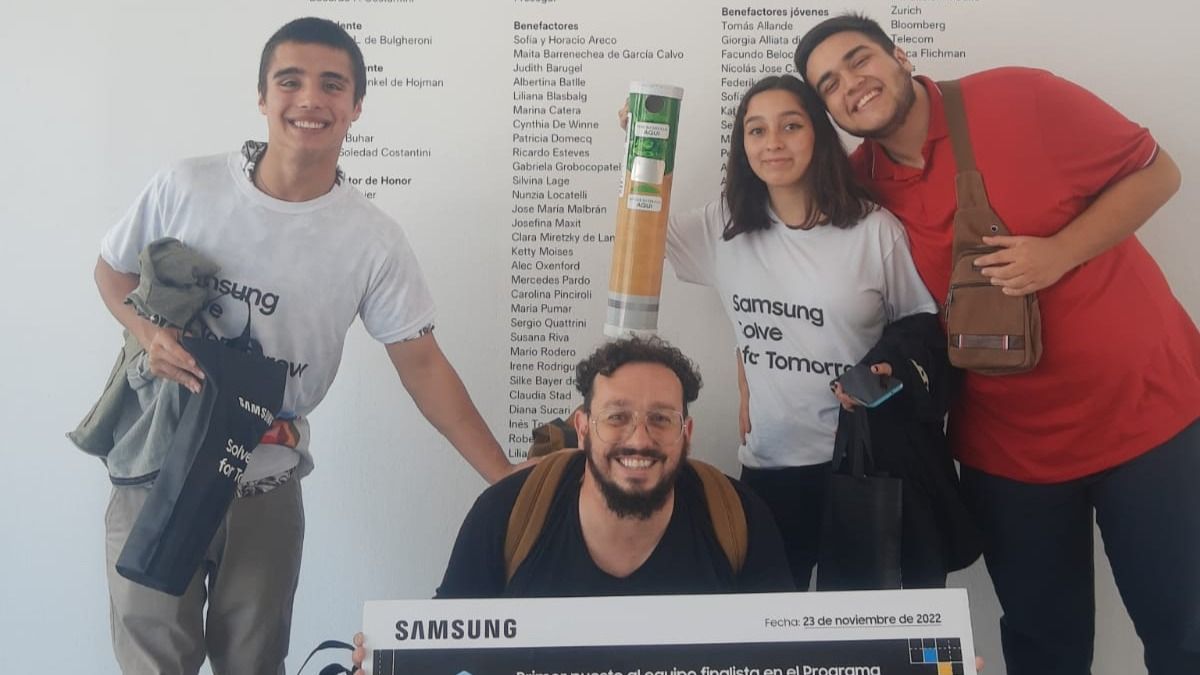 Les chiques y el docente que fue les propuso participar en la competencia de Samsung.
