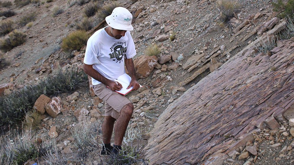 Arturo Heredia, uno de los investigadores, analizando detalladamente las huellas.