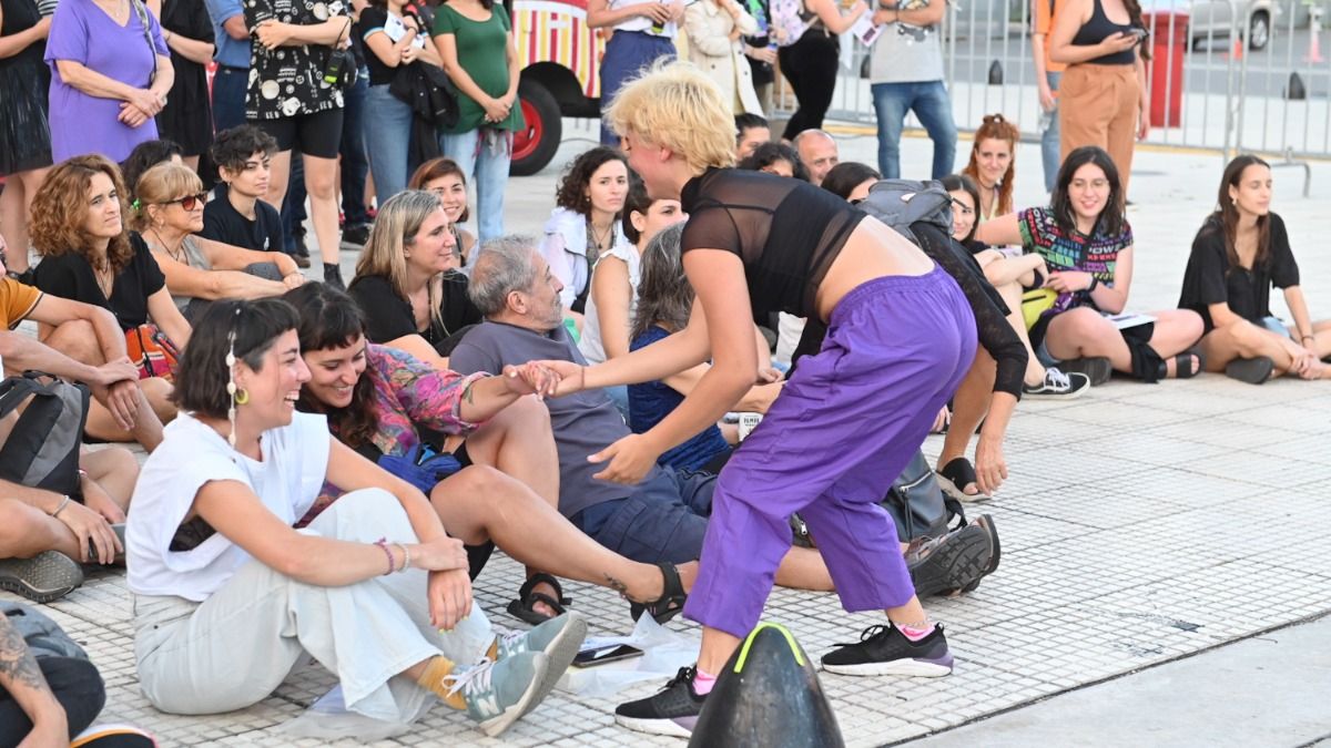 Les bailarines invitaron a gente del público a sumarse.
Foto: Prensa CCK.