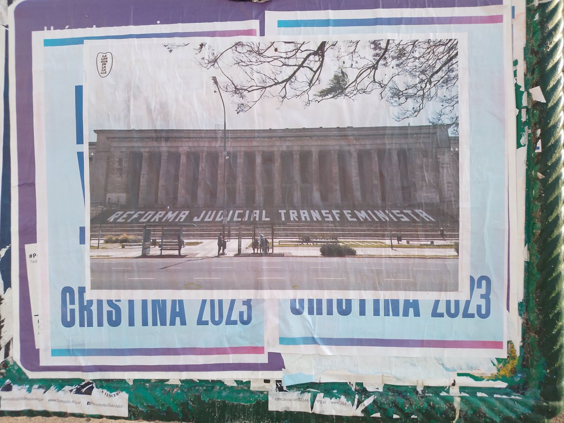 Cartel de la Ciudad intervenido con una foto de las escalinatas de la Facultad de Derecho de la UBA con la frase 
