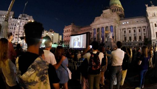 altText(Pantalla gigante: miles de personas vieron Argentina 1985 frente al Congreso)}