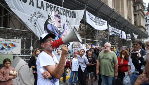 Paco Olivera dio una misa multitudinaria frente al palacio de Tribunales