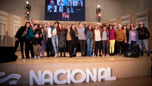 Amenazas contra Luciana Peker: realizaron un abrazo simbólico