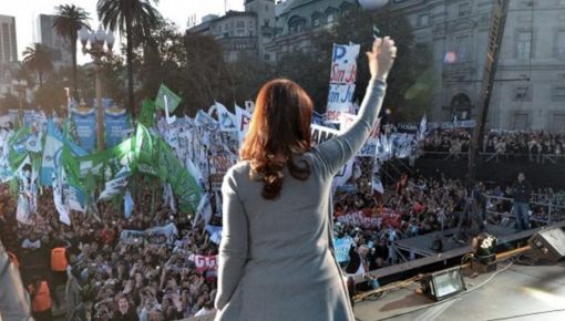Militantes del Frente de Todos copan la Plaza de Mayo a la espera del acto de CFK