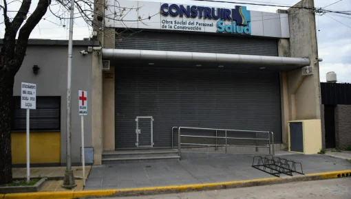 Balearon desde una moto una sede de la UOCRA 