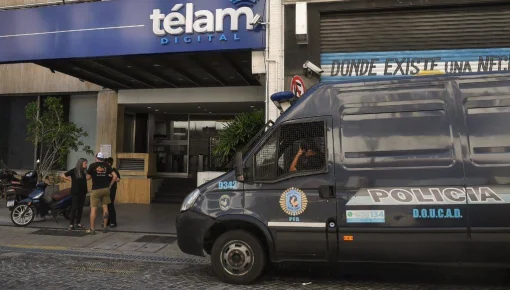 Para Adorni, la presencia de la policía en medios públicos es 