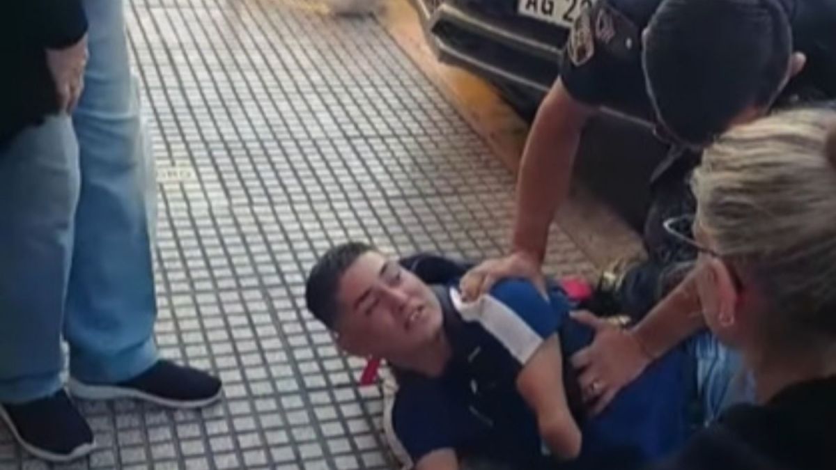 altText(Un policía atacó y arrojó al suelo a un vendedor ambulante con discapacidad )}