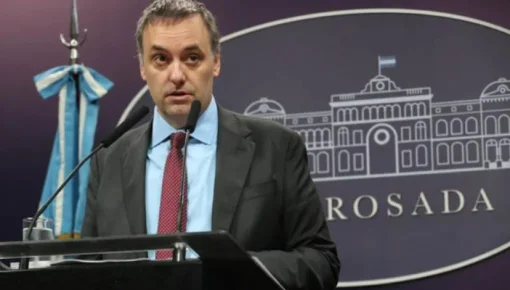 Adorni anunció descuentos salariales a trabajadores aeronáuticos que hicieron paro