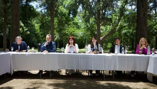 Cristina, Axel y Massa se fotografiaron juntxs en una cumbre del PJ