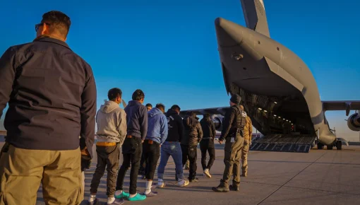Era Trump: comenzaron las deportaciones masivas con personas encadenadas