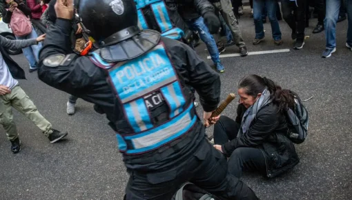 Identificaron al policía que fracturó el tobillo a una manifestante en una marcha de jubiladxs