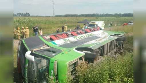 Accidente fatal en Ruta 2: hay dos muertos y 44 heridos