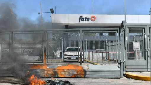FATE: la Justicia ordenó desalojar la planta y los trabajadores mantienen la protesta