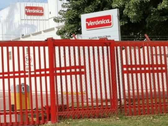 Lácteos Verónica a punto de caer: suspendió producción, debe salarios y redujo jornadas