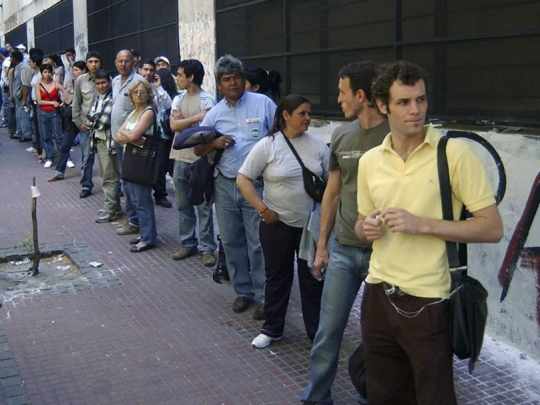 Empleo: más gente sale a buscar trabajo mientras la oferta se contrae