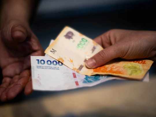 El golpe al bolsillo no cede: el salario mínimo perdió casi el 40% de su valor real
