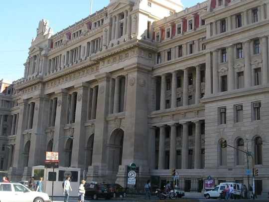 Reclamo universitario: realizan clases públicas frente a Tribunales