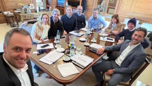Crece la tensión: Caputo y los Menem vuelven a chocar por la estrategia con los gobernadores