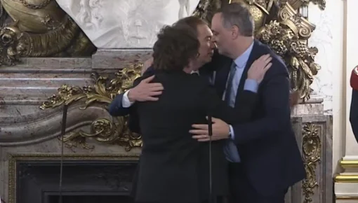 Insólito: Milei sumó a Adorni al abrazo con Santilli tras la jura