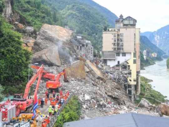 Tragedia en China: una montaña se desplomó y dejó 11 muertos y 50 desaparecidos