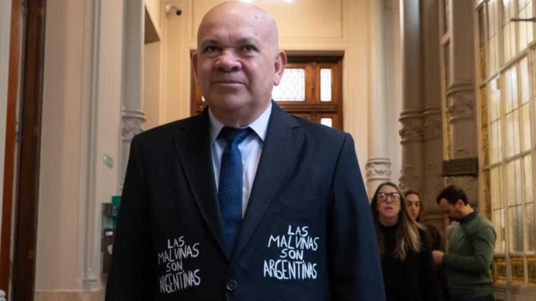 &ldquo;Las Malvinas son argentinas&rdquo;: el inesperado look del diputado Leiva